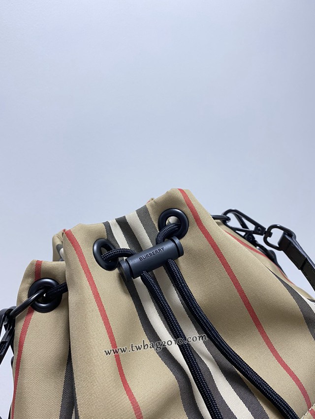 Burberry專門店新款皮肩帶收納小水桶包 巴寶莉經典休閒肩背女包 yxb1437